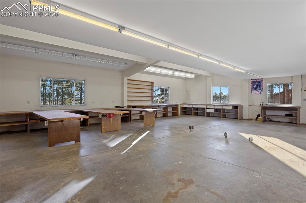 Image 35 of 45: Garage