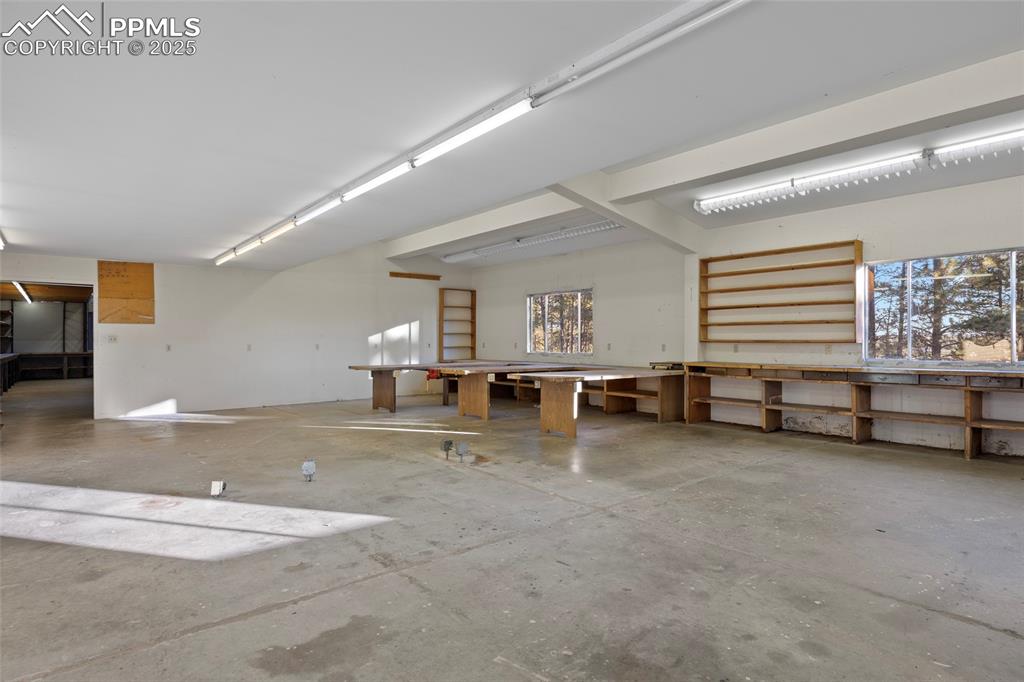 Image 36 of 45: Garage