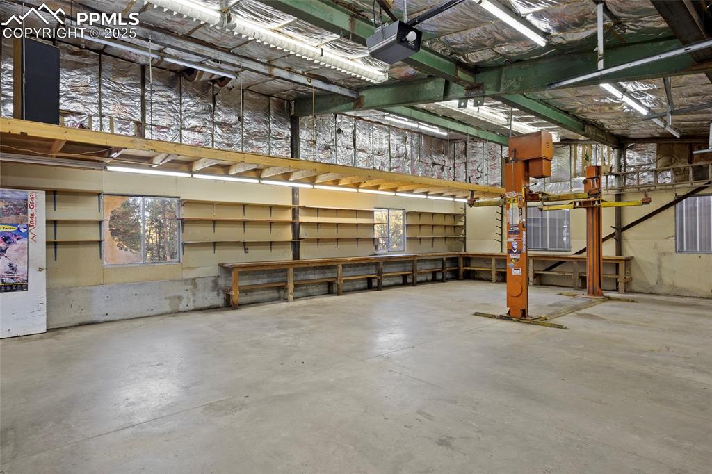 Image 37 of 45: Garage