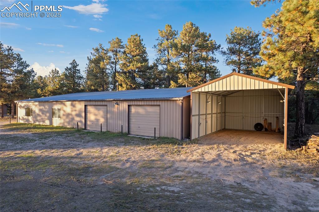 Image 39 of 45: Garage