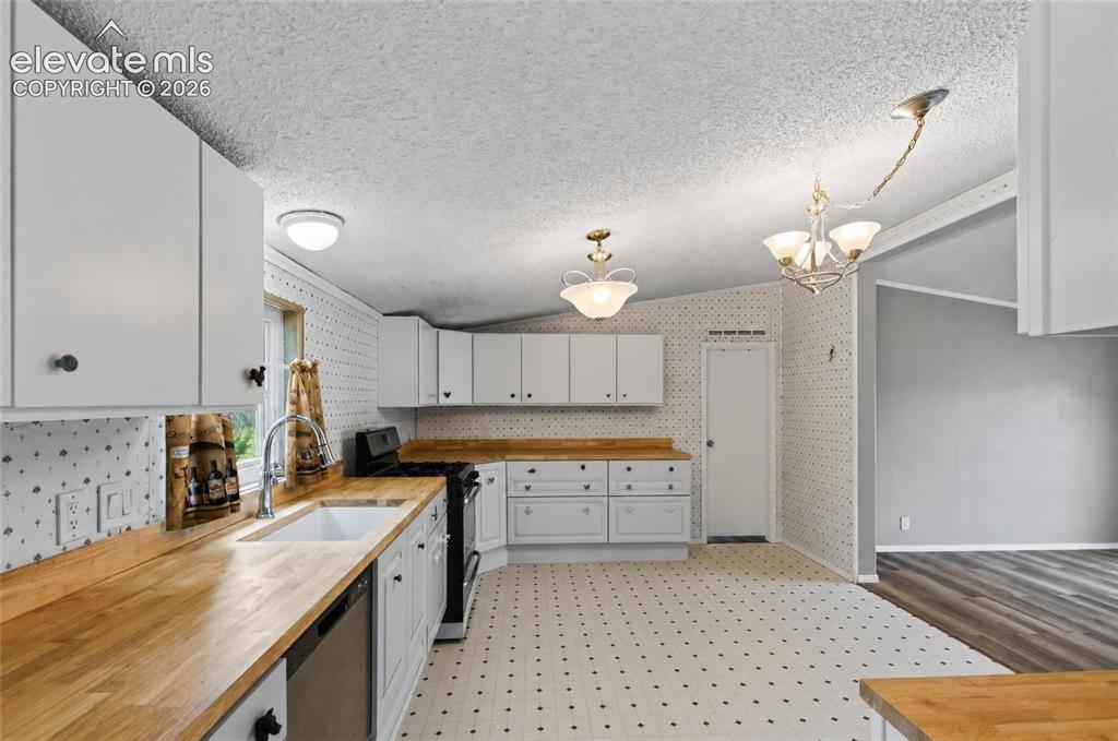 Image 11 of 38: Kitchen
