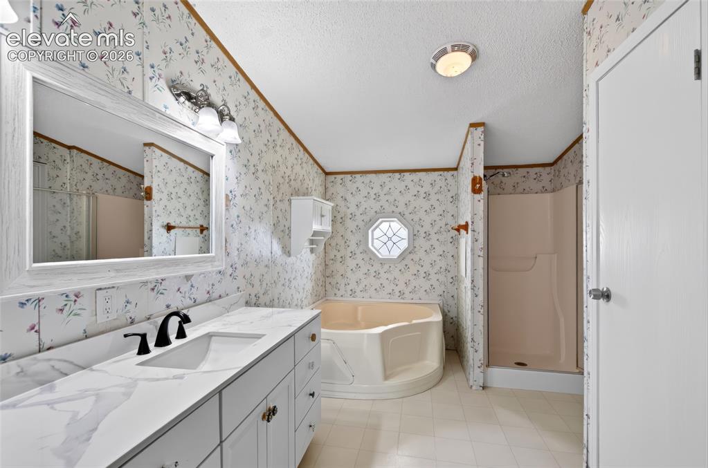 Image 13 of 38: Bathroom