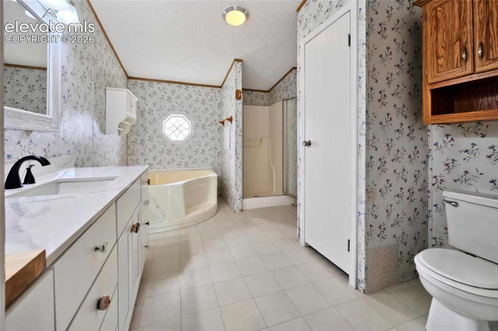 Image 14 of 38: Bathroom