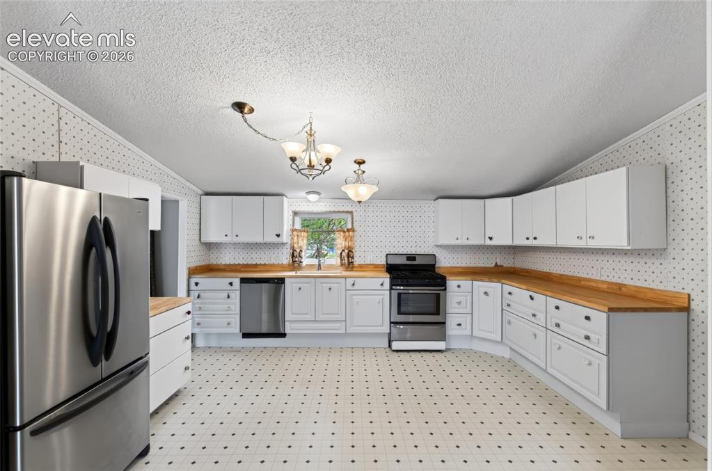 Image 9 of 38: Kitchen