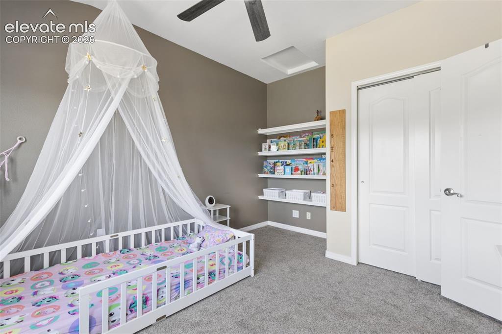 Image 29 of 48: Ceiling fan, wall-mounted shelving, built-in closet with sliding doors, neu