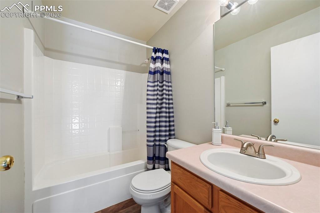 Image 20 of 36: Bathroom