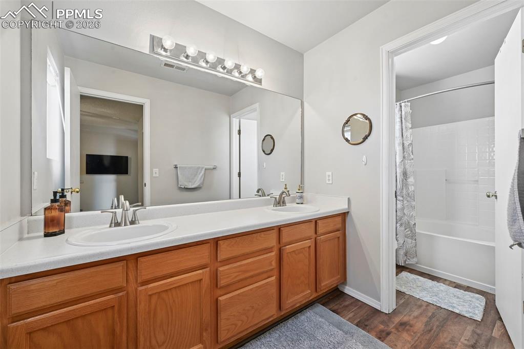 Image 25 of 36: Bathroom