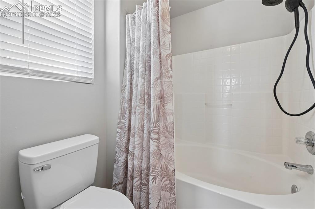 Image 26 of 36: Bathroom