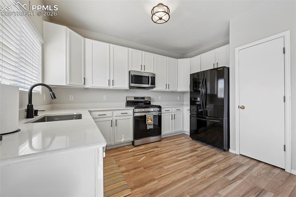 Image 7 of 36: Kitchen