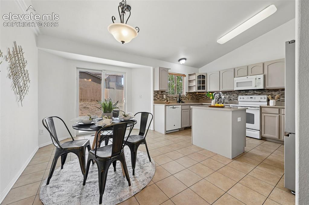 Image 8 of 35: Dining Area