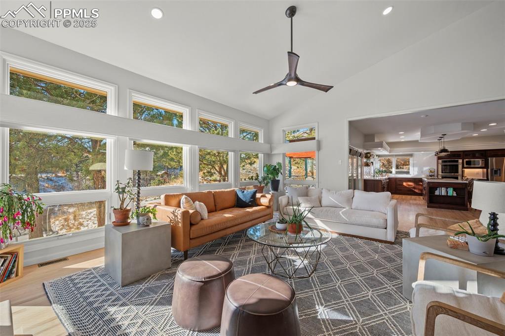 Image 11 of 50: Open Floorplan