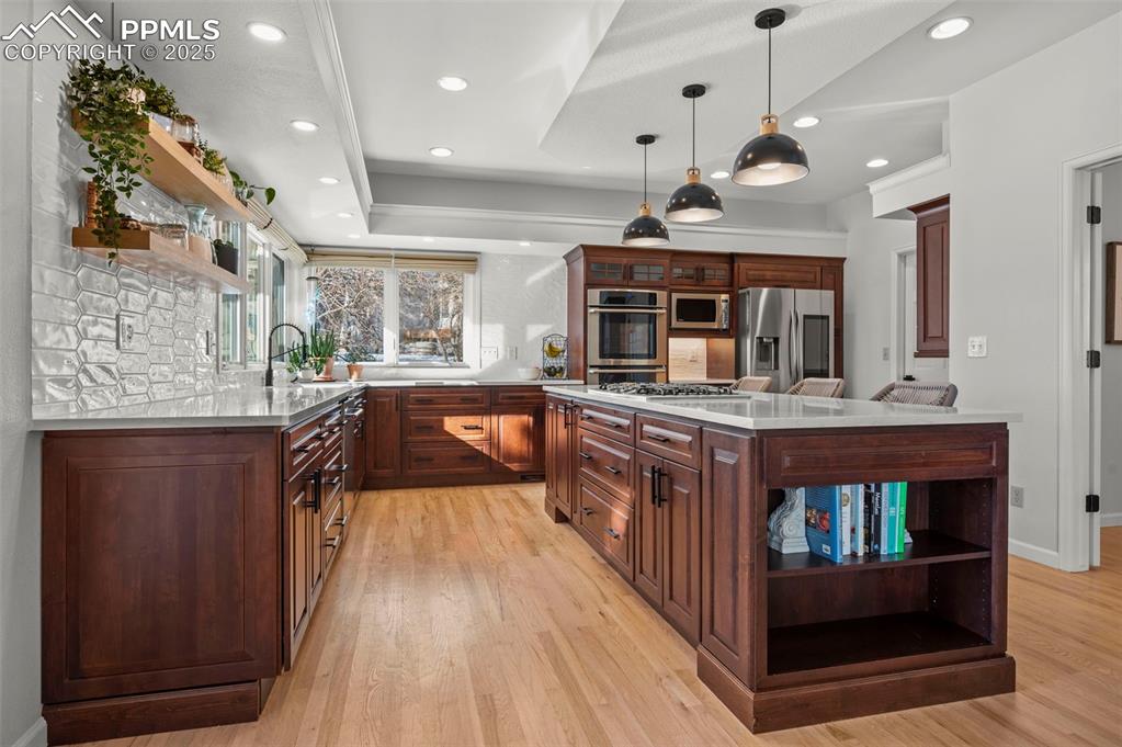 Image 15 of 50: Island Kitchen