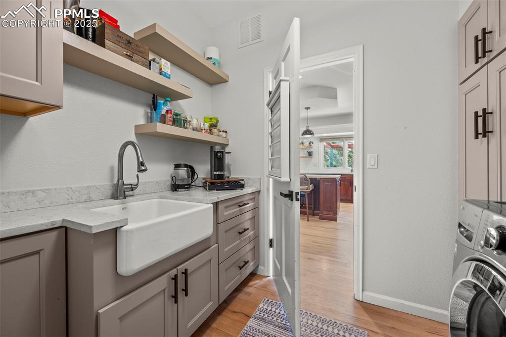 Image 21 of 50: Laundry