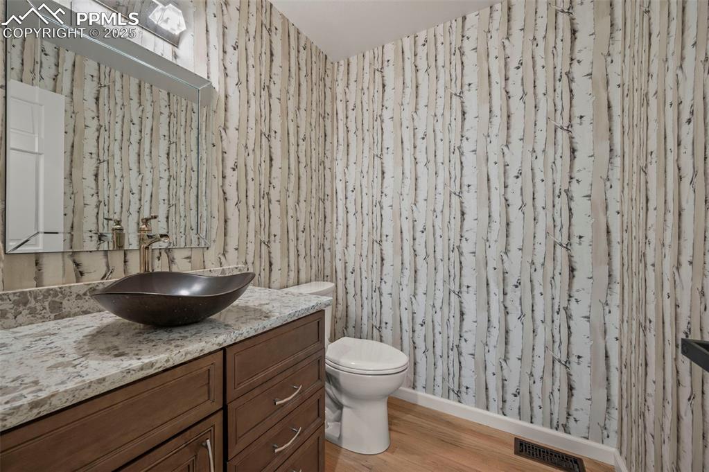 Image 24 of 50: Powder Bath 