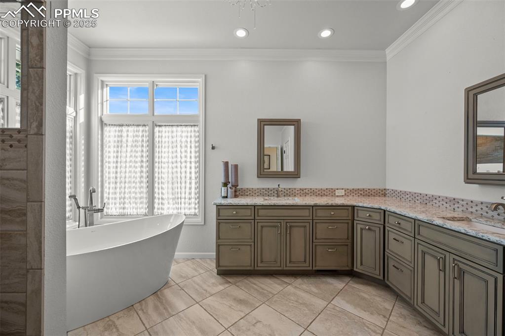 Image 28 of 50: 5 Pc Bath with Heated Floors