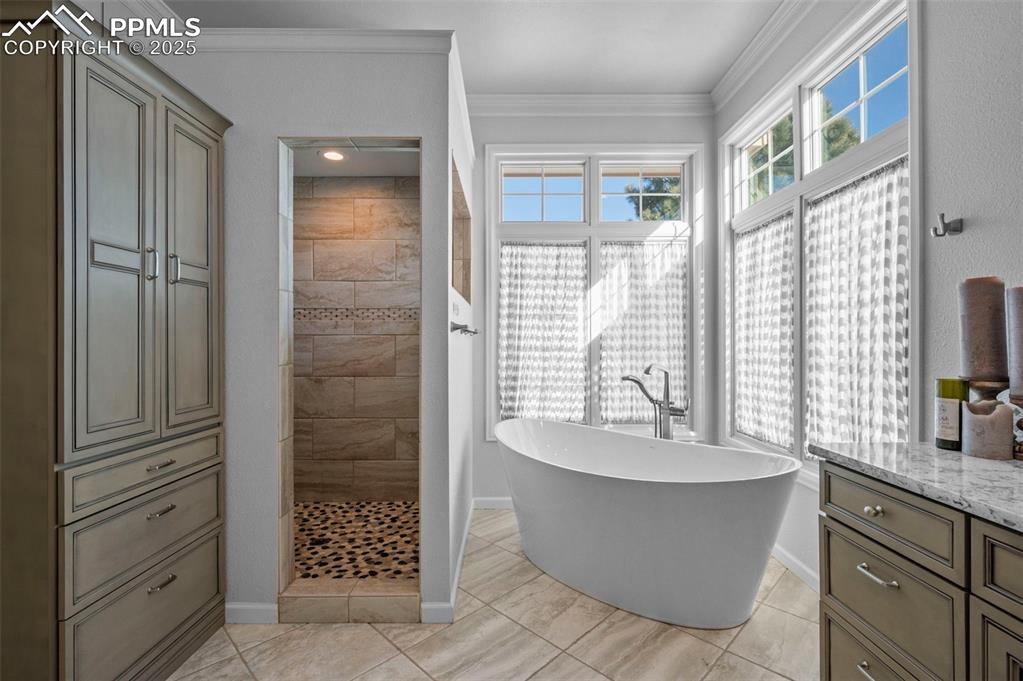 Image 29 of 50: Soaker tub 