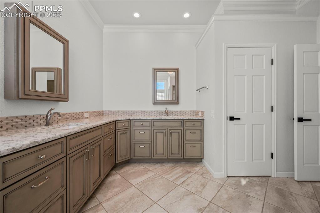 Image 30 of 50: Double Vanity