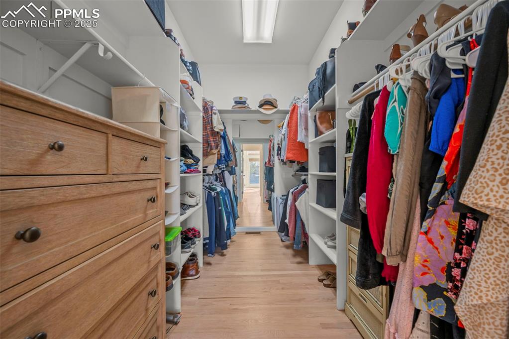 Image 31 of 50: Closet