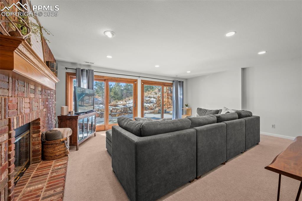 Image 34 of 50: Glass sliders to outdoor living