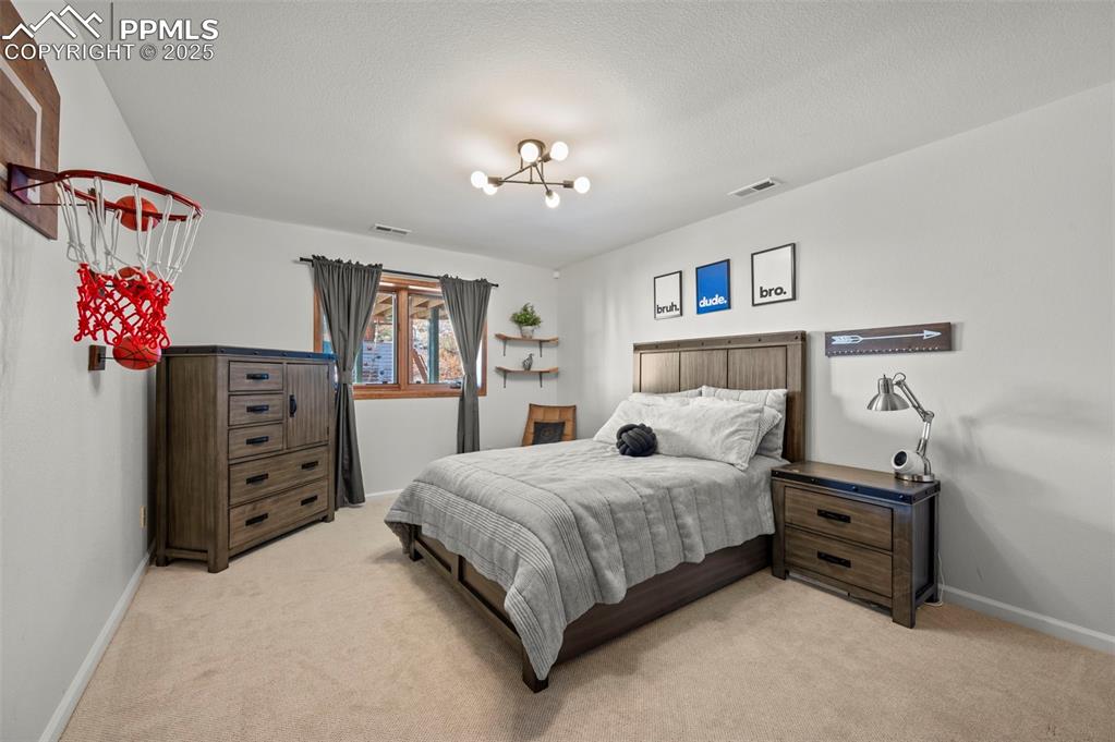 Image 39 of 50: Bedroom