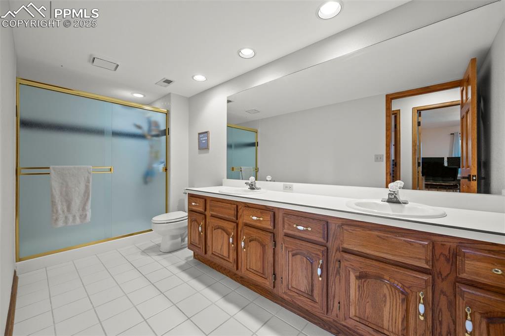 Image 40 of 50: Bathroom