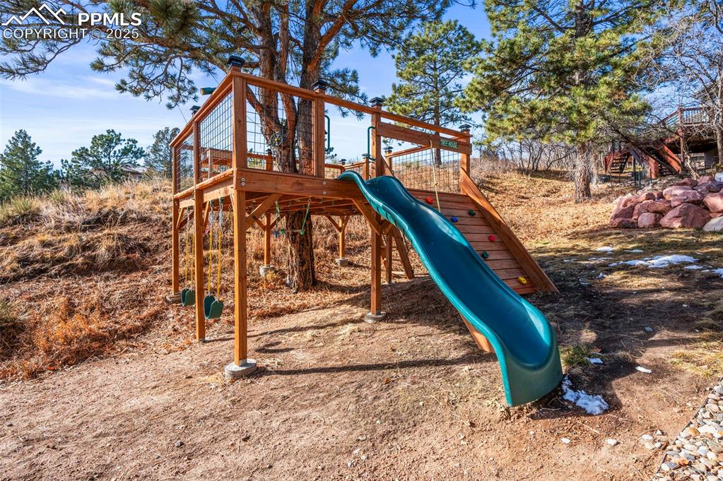 Image 46 of 50: Epic treehouse