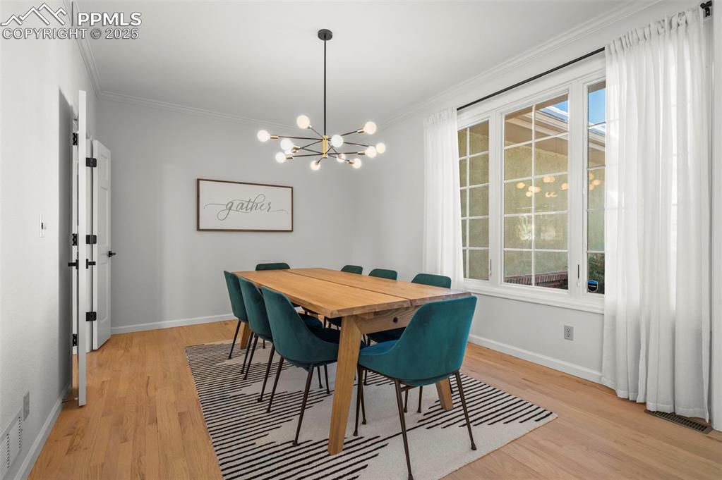 Image 6 of 50: Dining Area