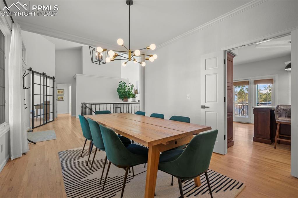 Image 7 of 50: Dining Area