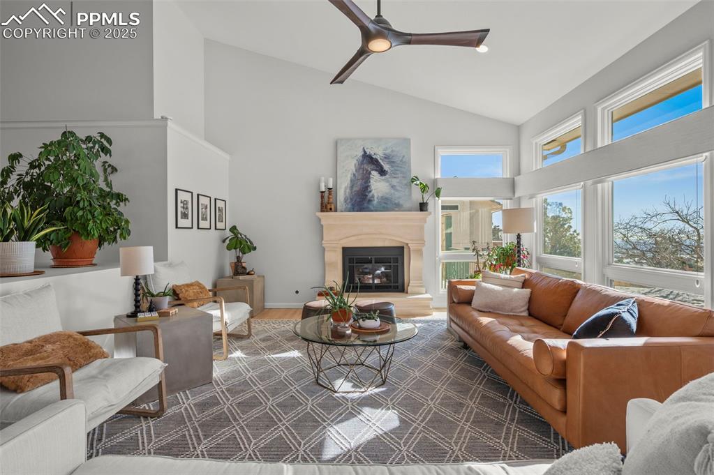 Image 9 of 50: Living Room