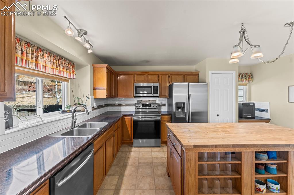 Image 11 of 36: Kitchen