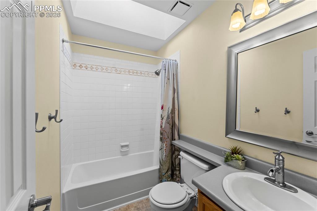 Image 18 of 36: Bathroom