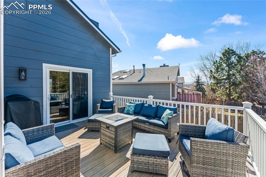 Image 27 of 36: Deck