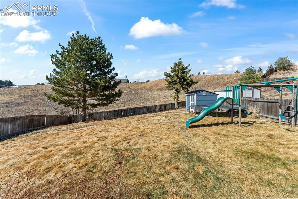 Image 28 of 36: Yard