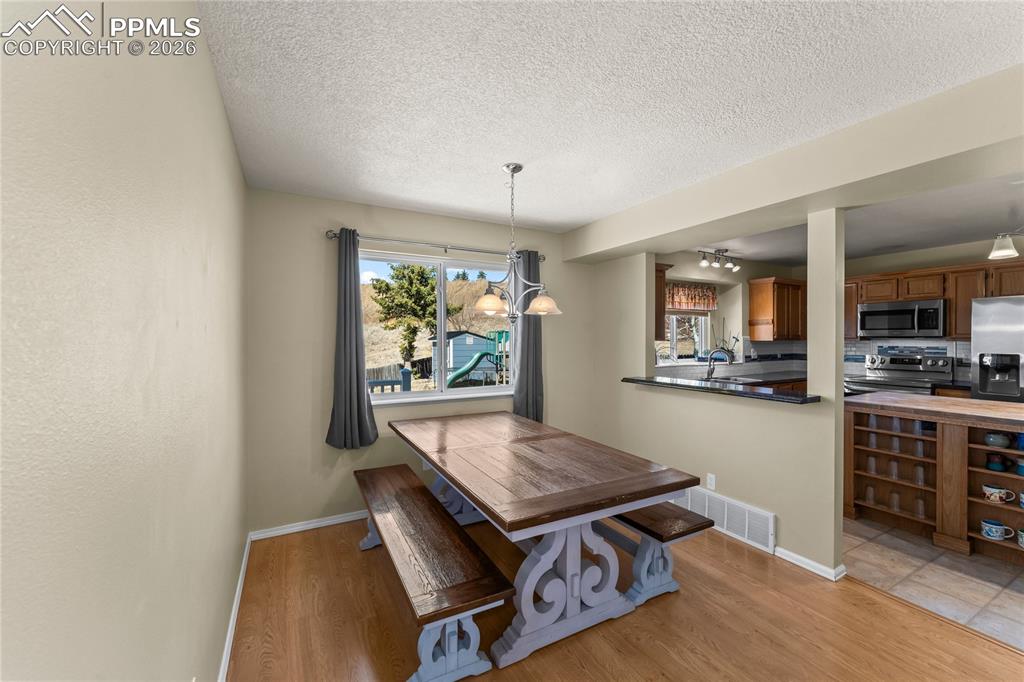 Image 8 of 36: Dining Area