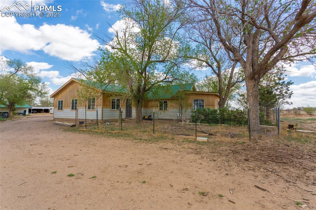 Caption: Ranch-style house with driveway