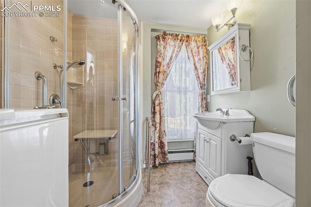 Image 11 of 36: Bathroom