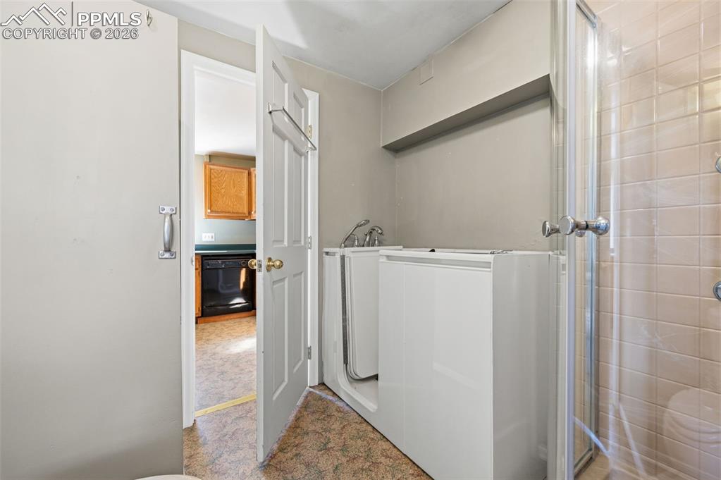 Image 12 of 36: Laundry