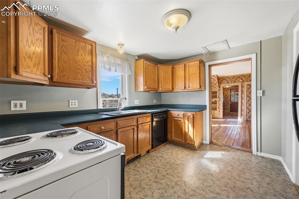 Image 9 of 36: Kitchen