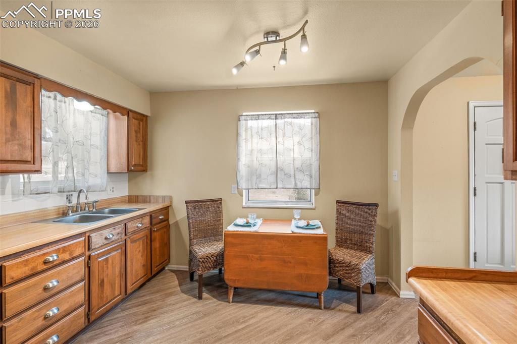 Image 10 of 24: Kitchen