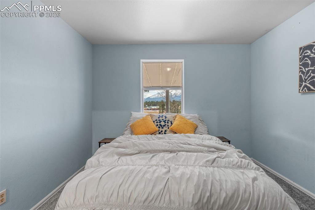 Image 12 of 24: Bedroom