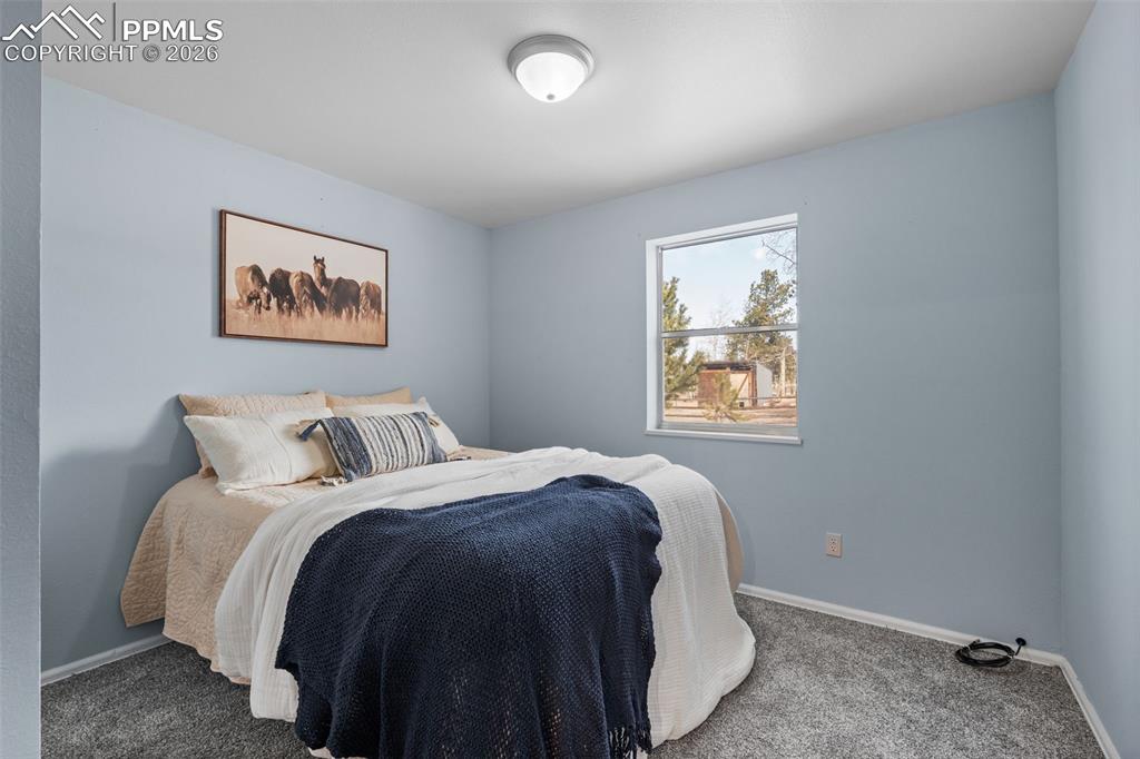 Image 14 of 24: Bedroom