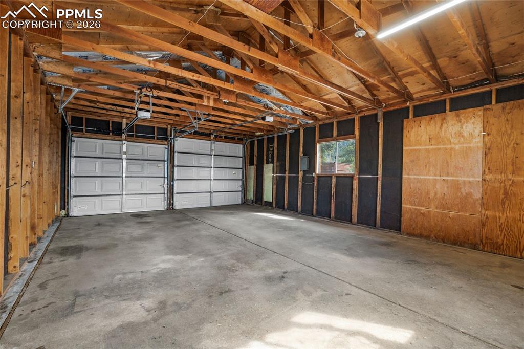 Image 18 of 24: Garage