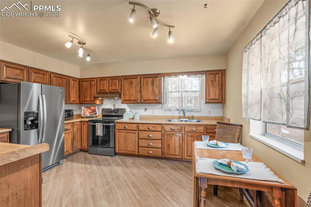 Image 8 of 24: Kitchen