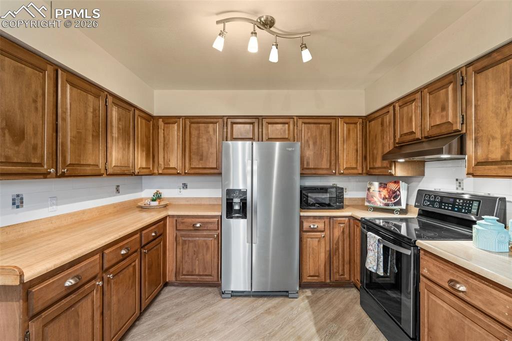 Image 9 of 24: Kitchen