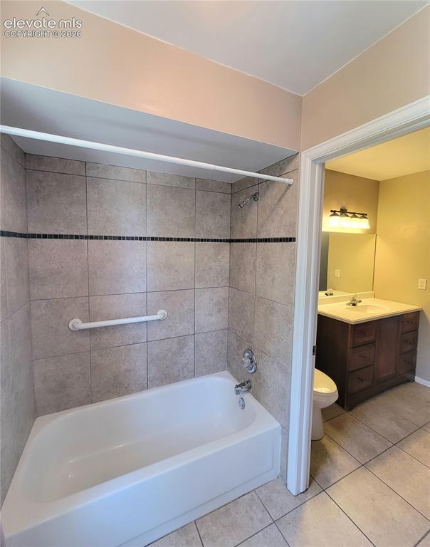 Image 12 of 20: Upper bath
