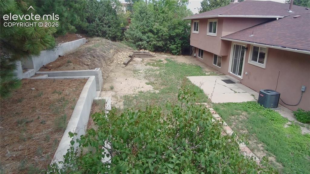 Image 25 of 27: Yard