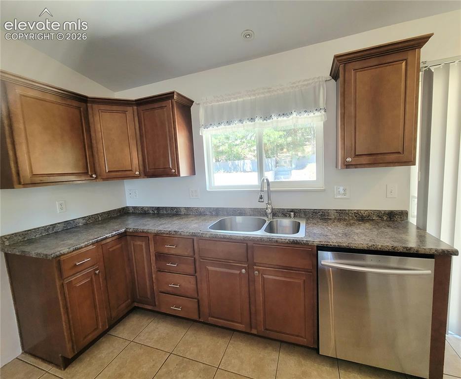 Image 4 of 20: Kitchen