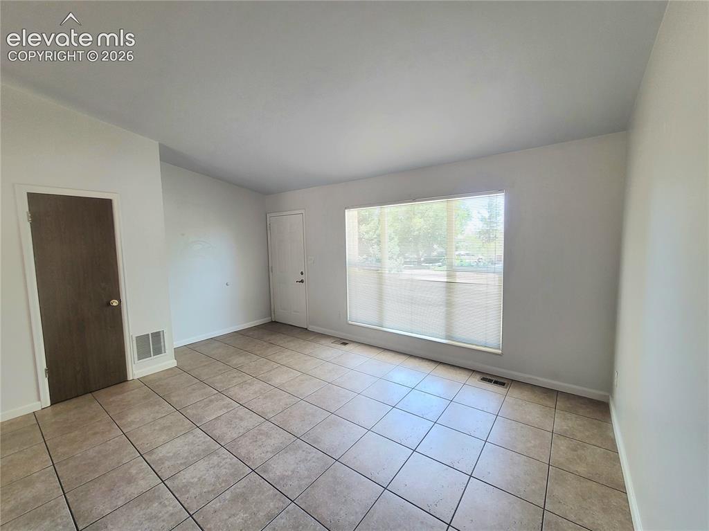 Image 5 of 20: Living Room