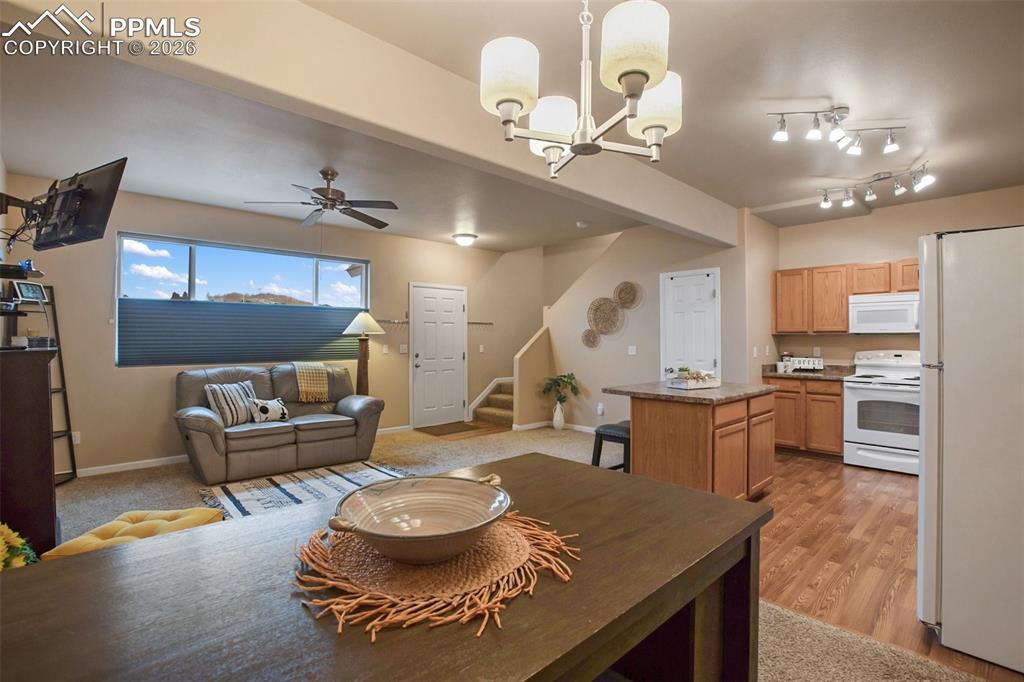 Image 10 of 29: Dining Area