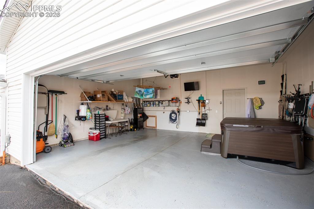 Image 28 of 29: Garage